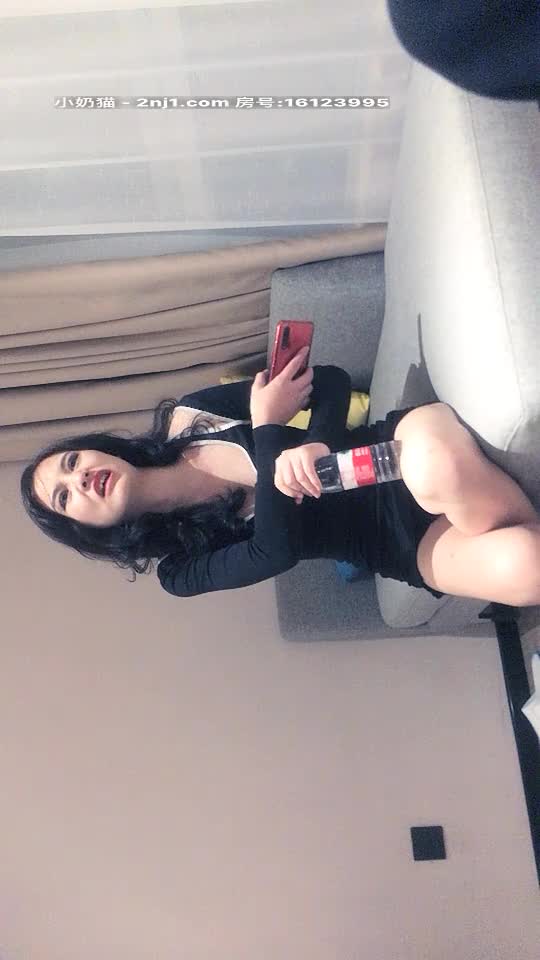 2020.11.2【太子极品探花】鸭哥代班约操高端外围女神，风骚尤物臣服大屌之下，沙发近景抠穴啪啪刺激劲爆