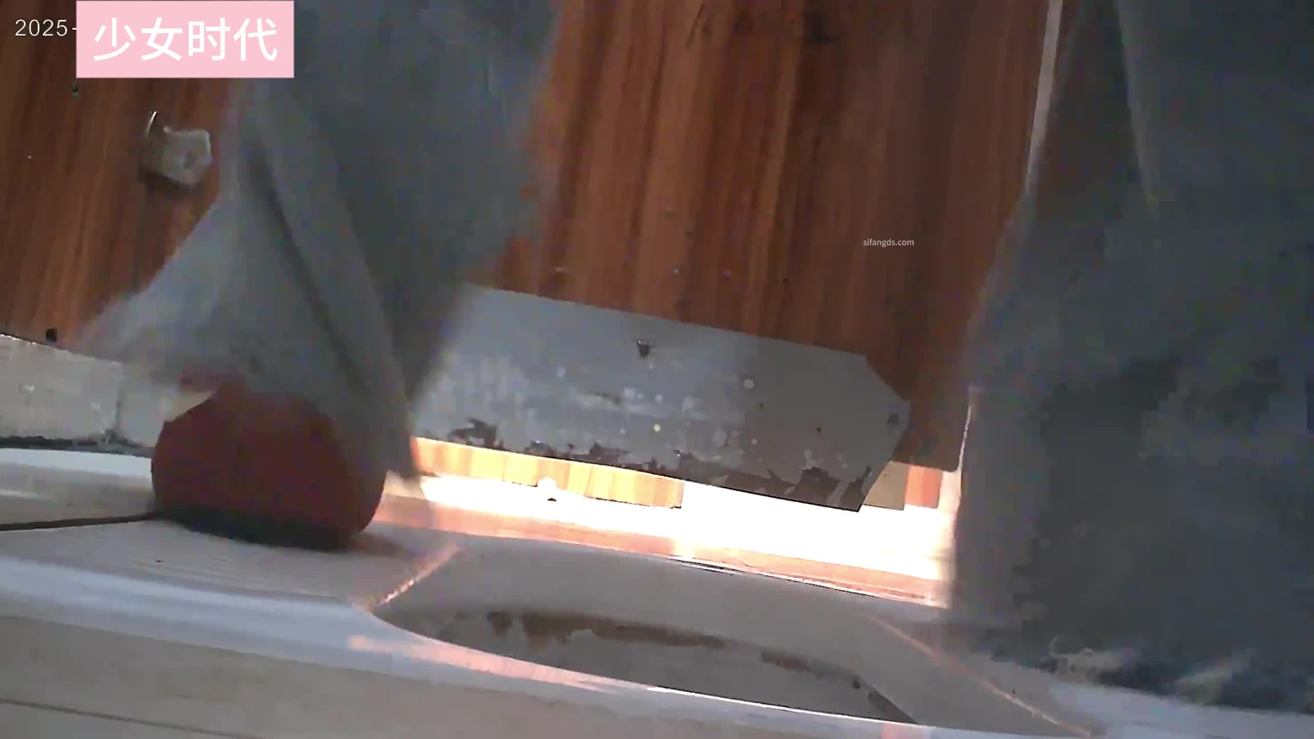 2048.hk@【独家CP】红色美甲美女尿完撅屁股擦拭骚穴格外小心