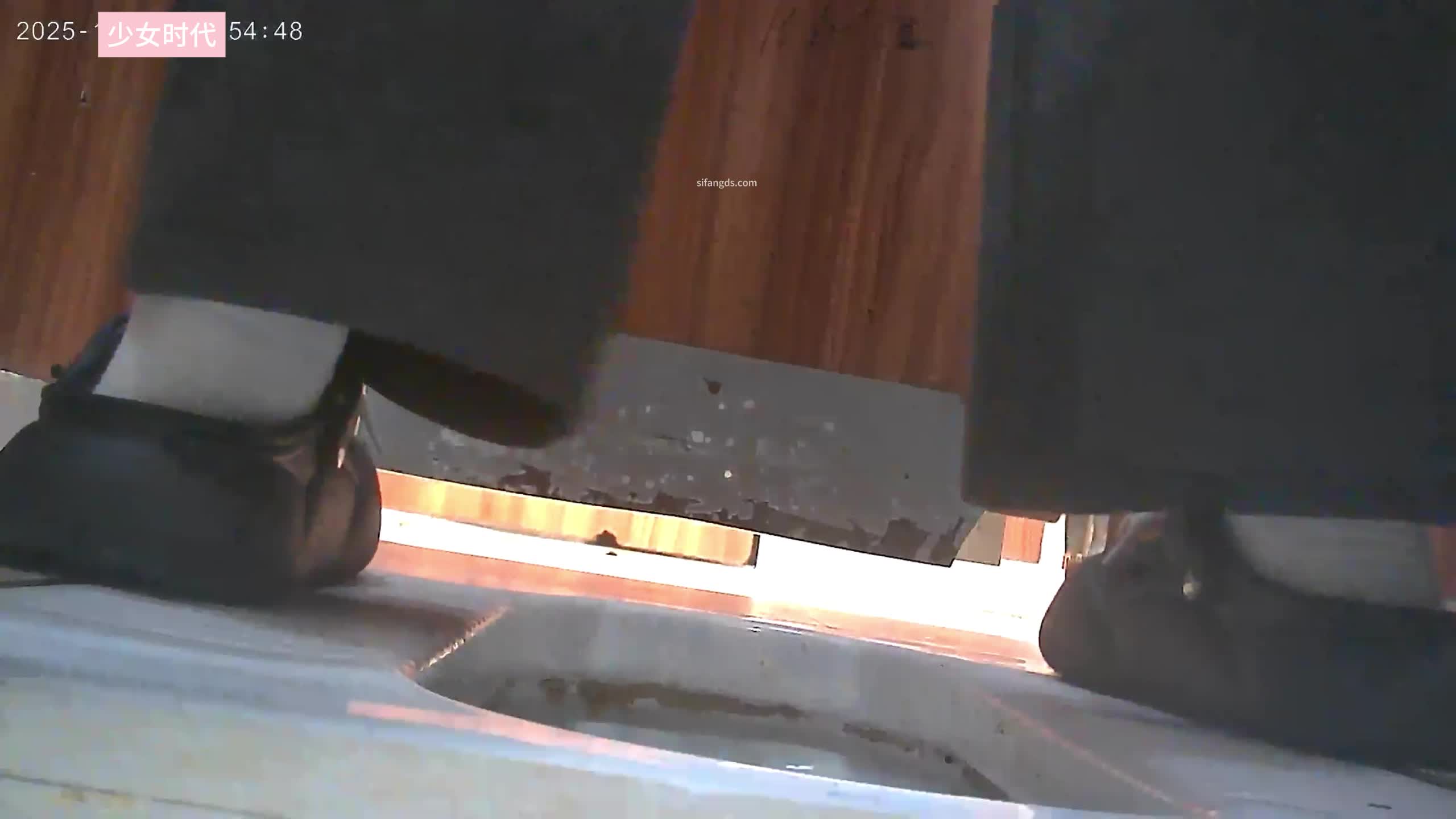 2048.hk@【独家CP】牛仔女神尿尿就然从菊花拉出红色液体