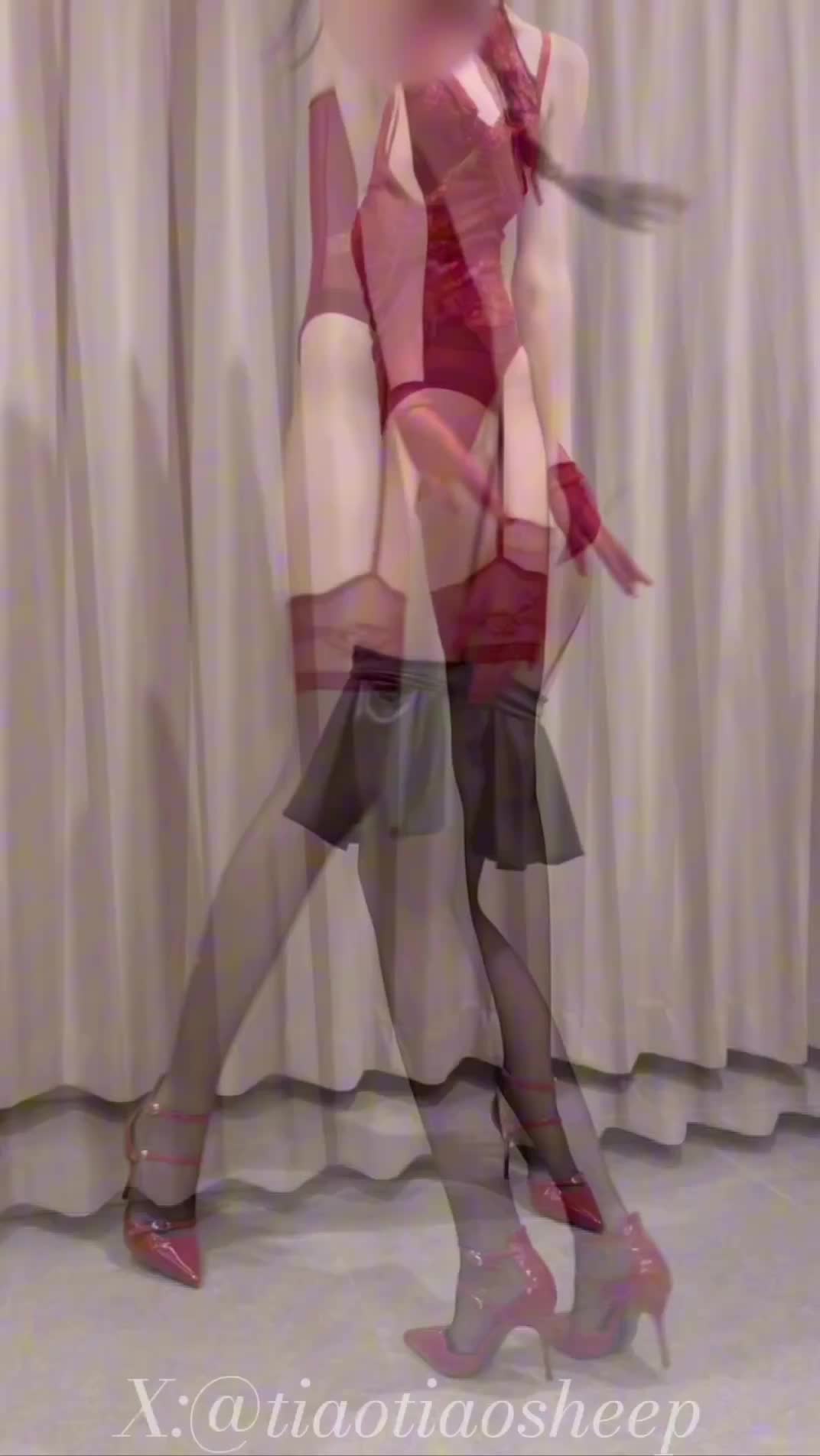 2048.hk@250602009-《禁欲后的红衣黑丝女郎疯狂潮喷》嫩妻七天例假禁欲后化身红衣黑丝女郎，只为将积攒已久的淫水如洪水般一泻千里。1