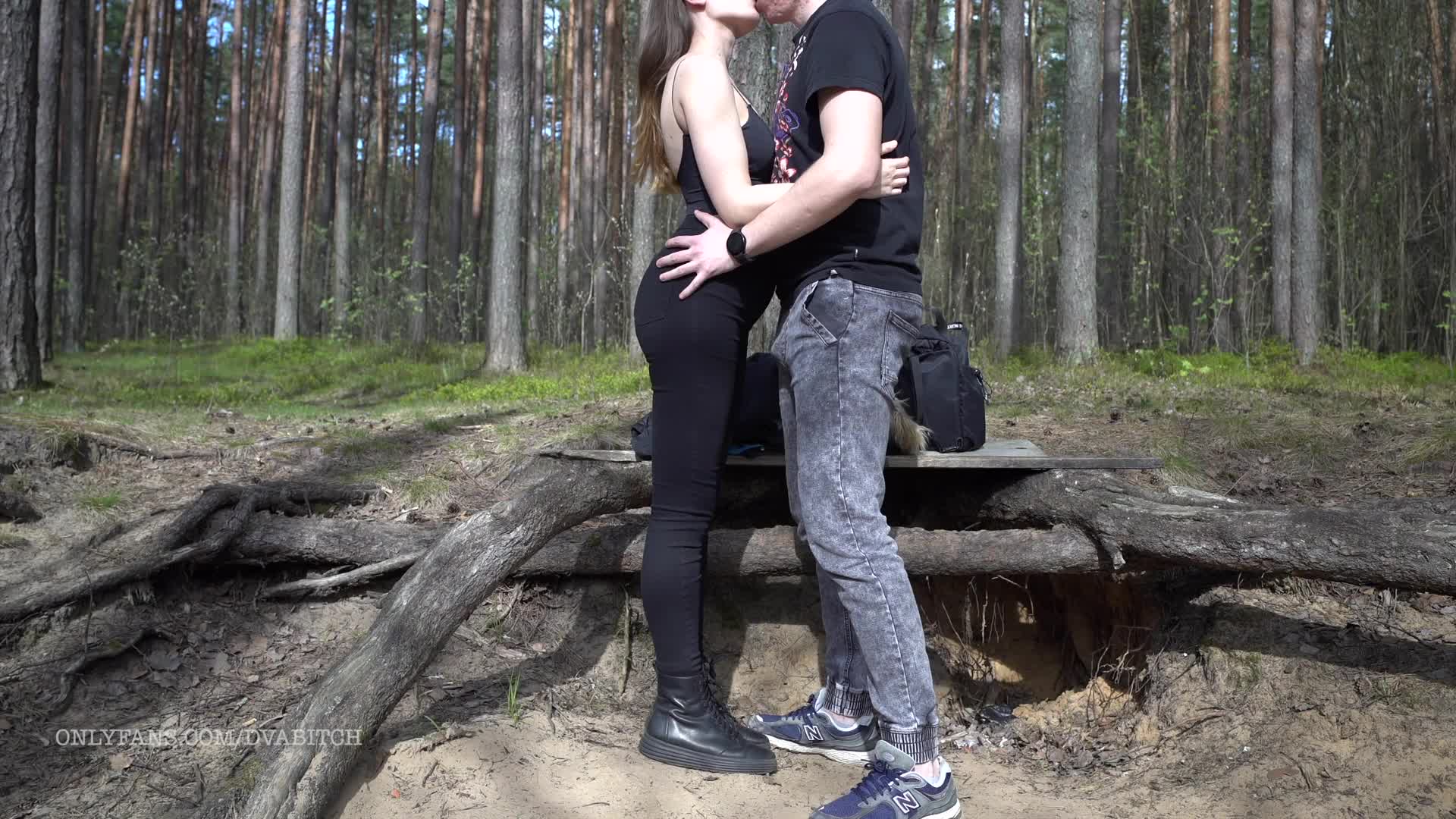 2048.hk@NikaBunny69--漂亮的黑发美女在户外吸吮公鸡和舔男人的屁股  Pornhubcom