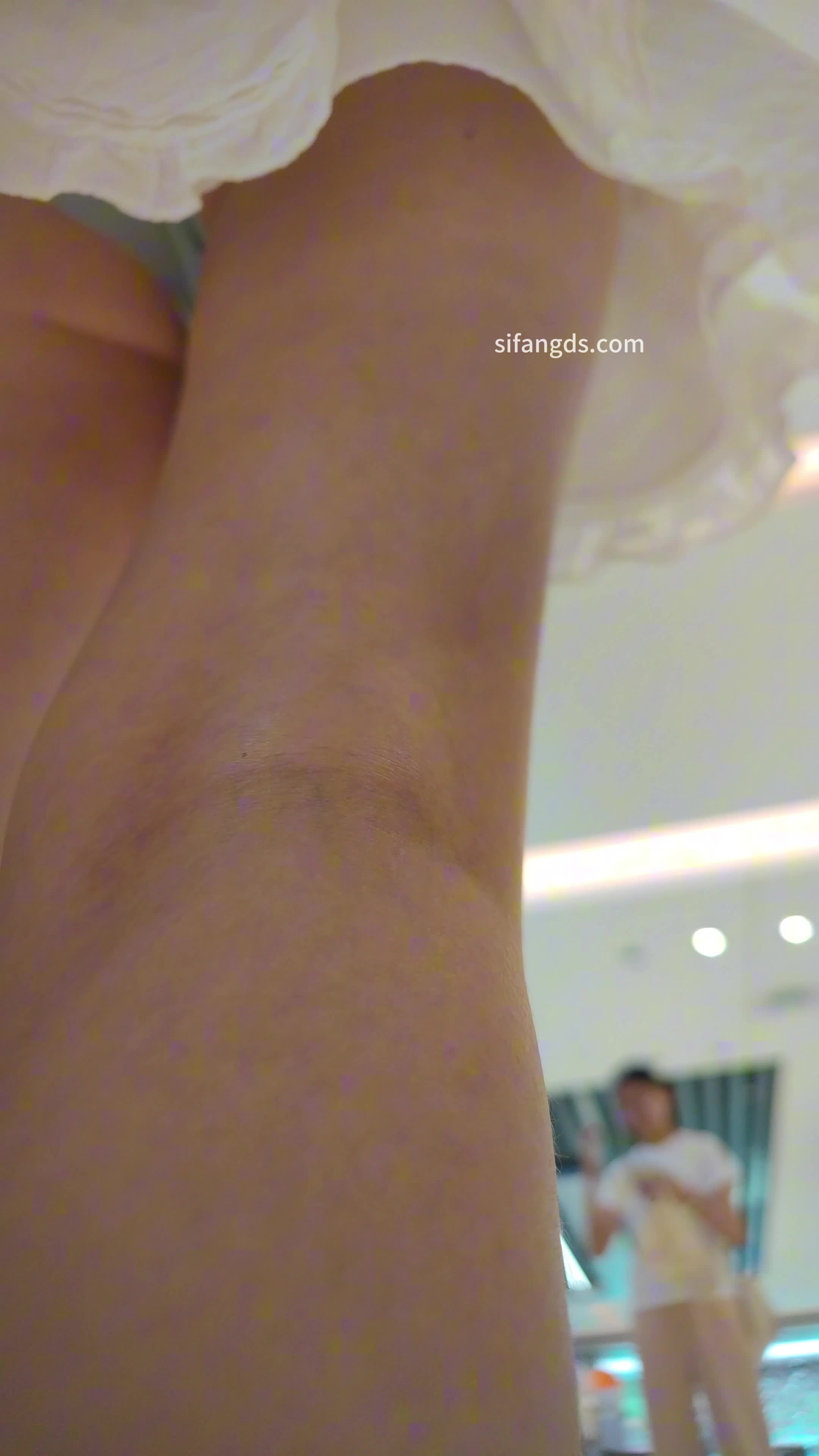 2048.hk@088【CSCD】白色连衣裙小姐姐和男朋友买奶茶,蓝色窄内