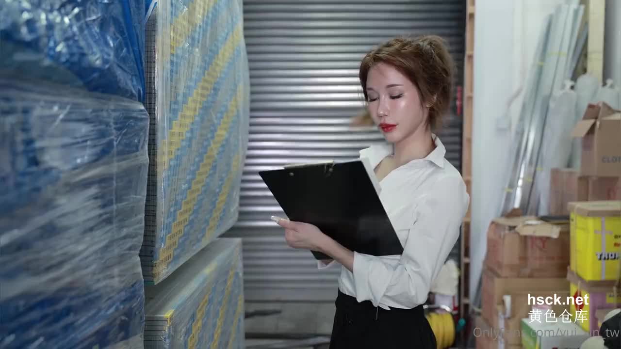 晚上女主管在倉庫盤點貨品-辛尤里