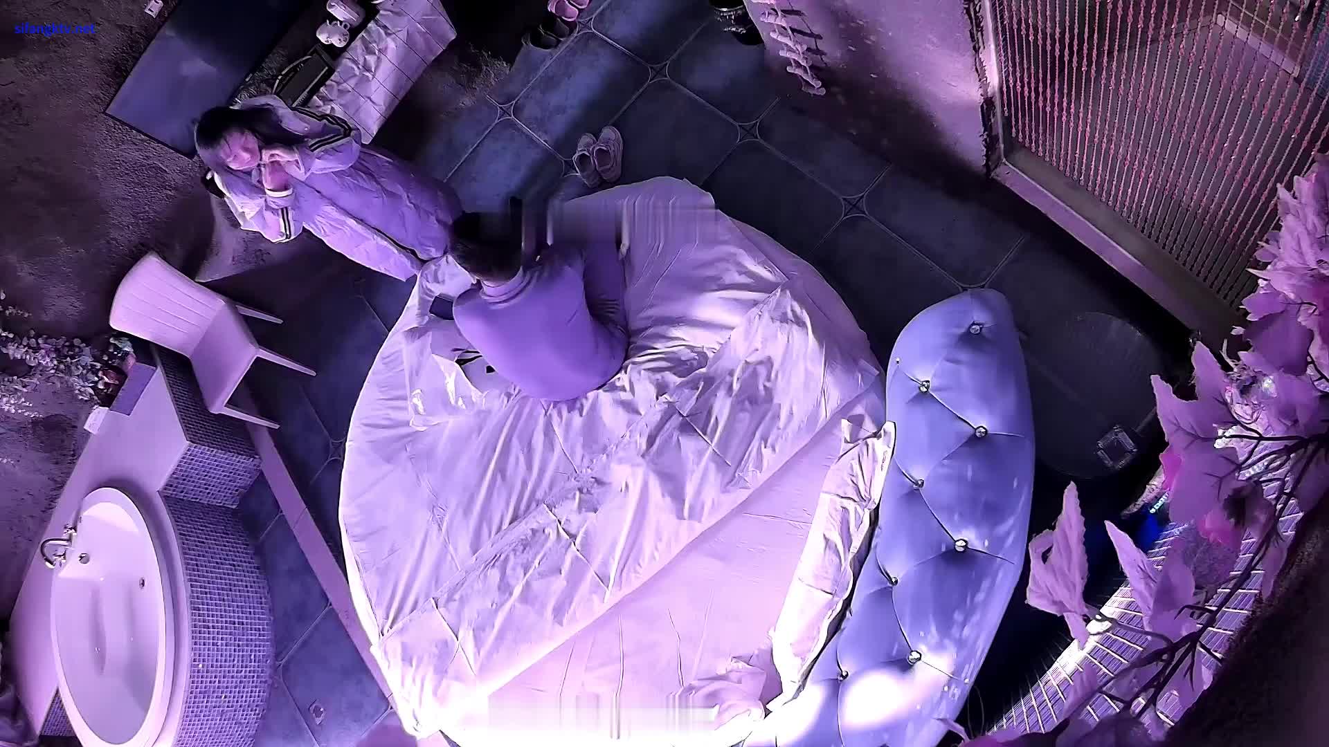 2048.cc@2024-1-3新流出酒店浴缸房偷拍一边刷视频一边做爱的情侣小哥有点菜没噗哧几下就射了