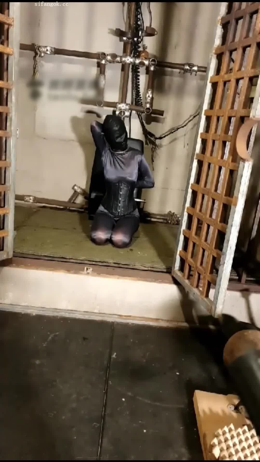 2048.hk@禅狱铁链下的女囚(一).