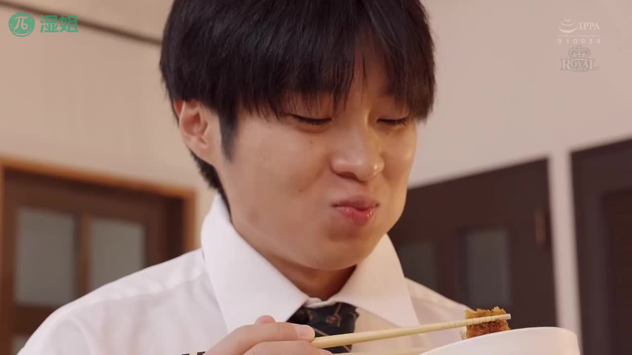 2048.hk@251108A 儿子操娘好大方，叫来同学一起上