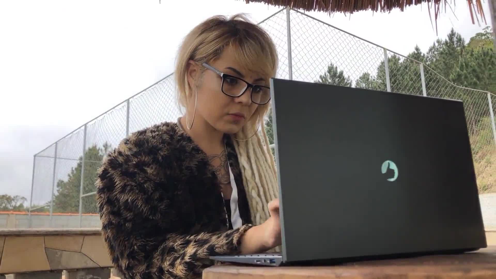 2048.hk@tirando a minha amiga do estress e socando forte na bucetinha dela - XV PREMIUM