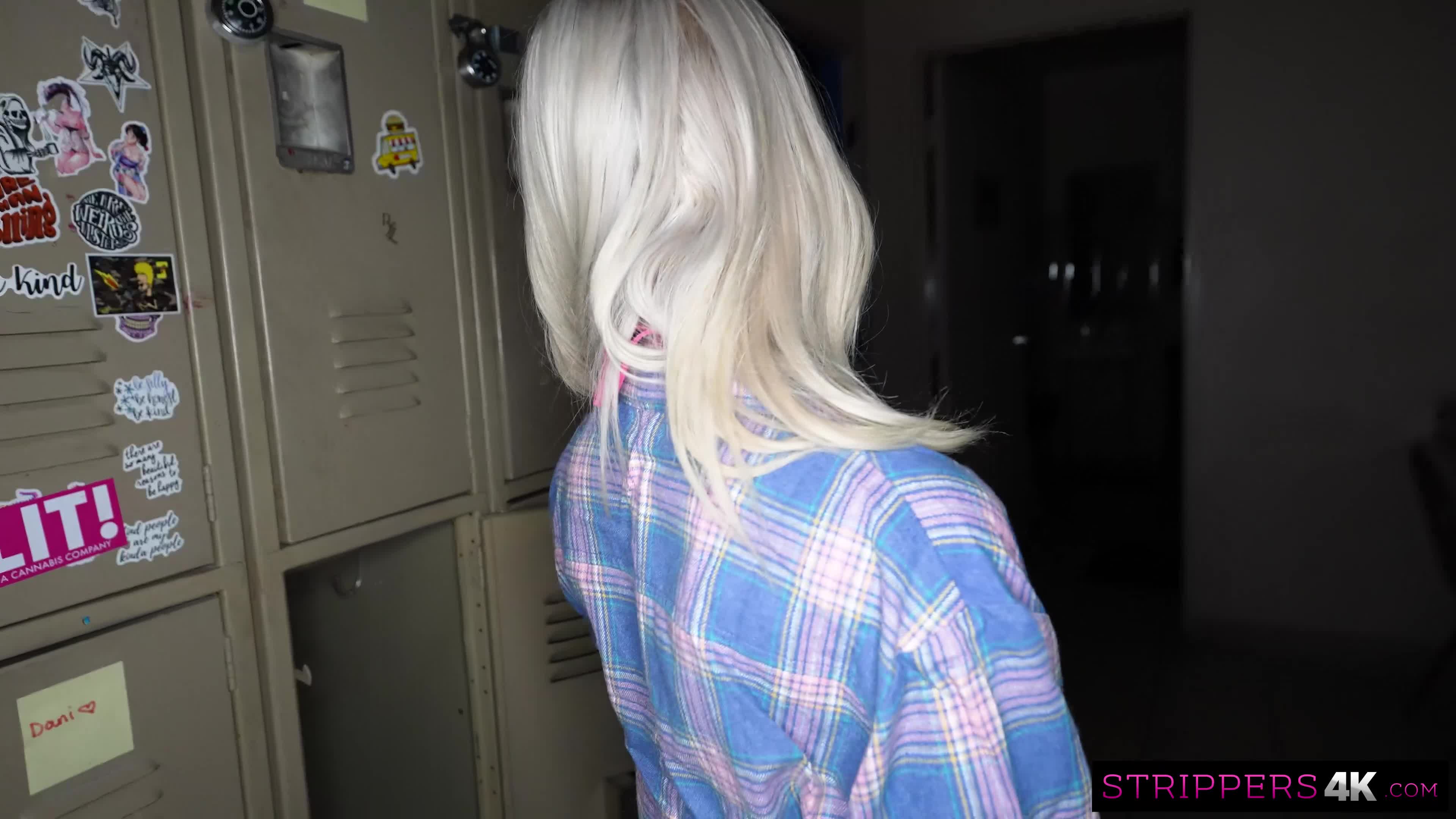 2048.hk@strippers4k.25.12.06.emma.rosie.skater.girl.4k