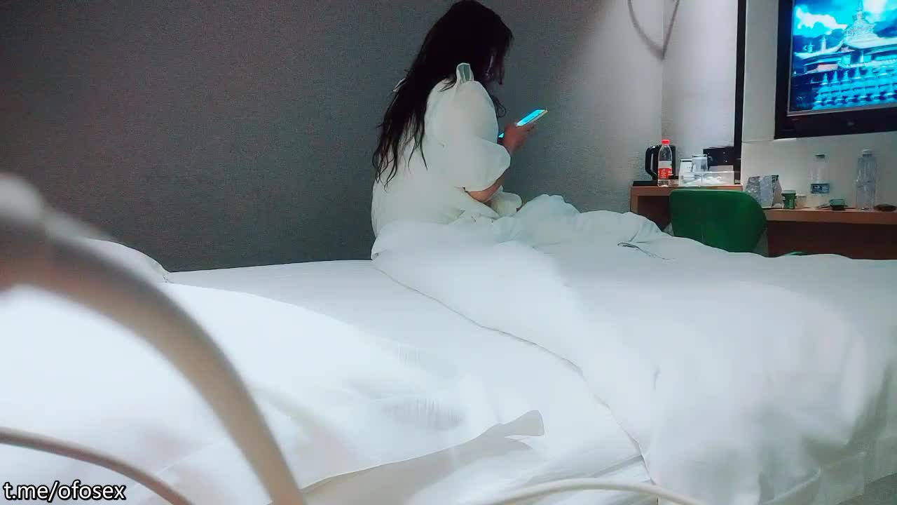 #熟女 #少妇 #反差    反差 熟女少妇 ，大哥挺会享受，直接来双飞，大胸姐妹花配合默契，让人飘飘欲仙