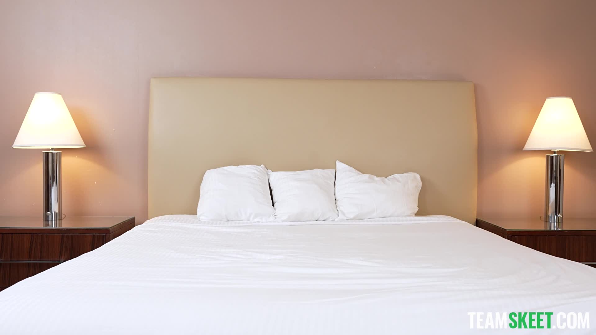 2048.hk@ElleLee-[ShesNew.com]-[2022]-GamerGirl'sFirstTime