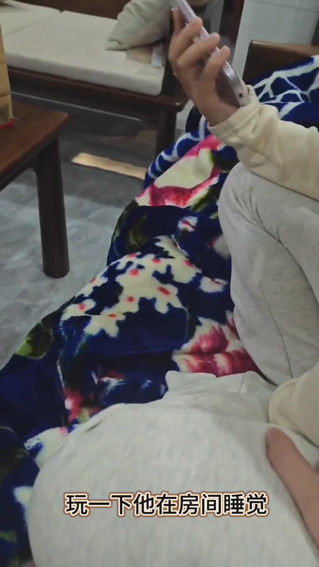 2048.vip-精品兄妹乱伦 妈妈在房间睡觉妹妹在客厅看电视被哥哥后入高清无水印版