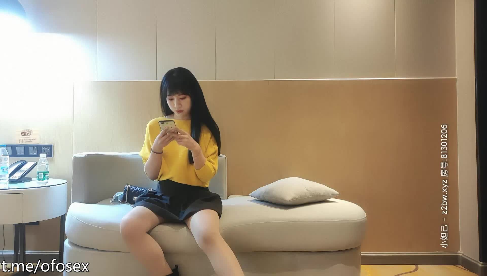 #熟女 #少妇 #反差    反差 熟女少妇、乖巧温柔，沙发近景，大屌征服嫩妹刺激淫靡