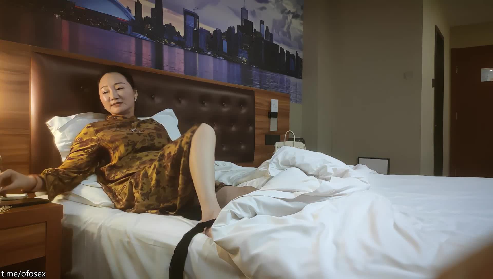 #熟女 #少妇 #反差    反差 熟女少妇 褪去高冷白领外衣，换上情趣丝袜，极品女神