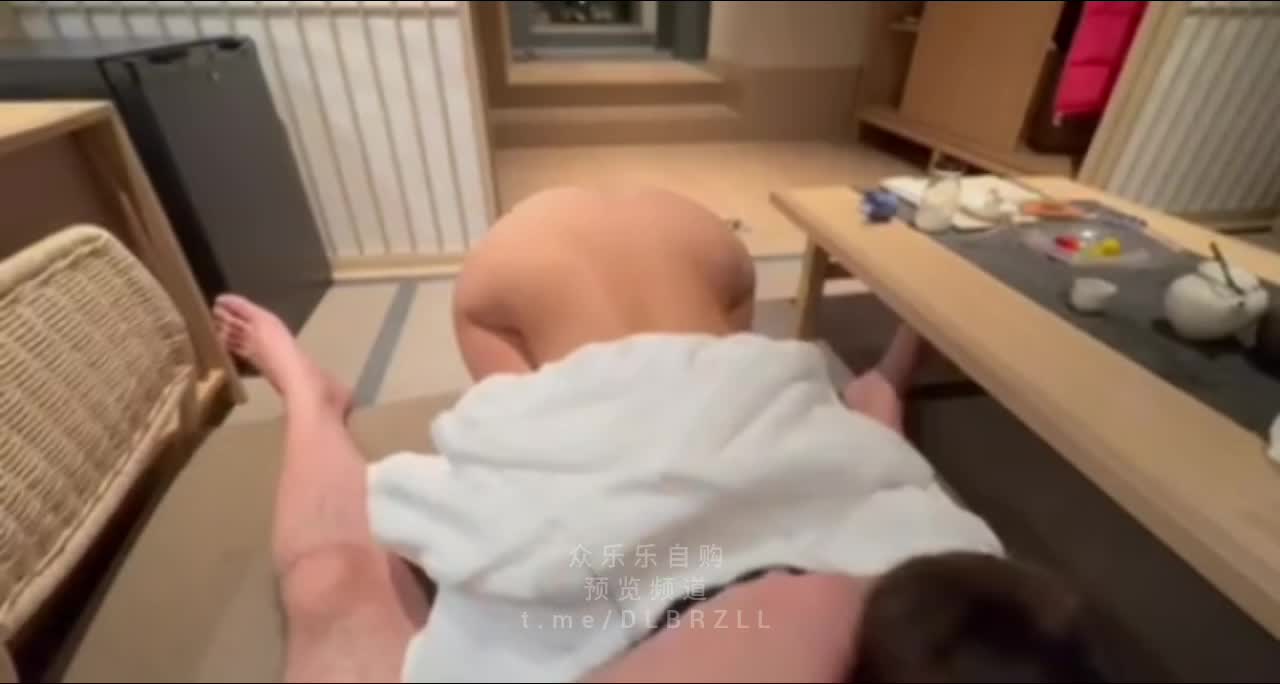 2048.vip-推特高品质原创约炮大神「Flyer」1月复出作品，玩69，鸡巴粗暴的塞进母狗的骚嘴，然后舔穴，舔得受不了了，抽插母狗