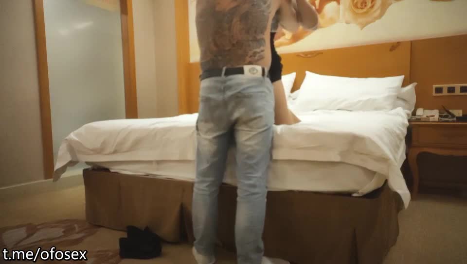 #熟女 #少妇 #反差    反差 熟女少妇 丸子头，黑框眼镜，知性小白领，酒店今夜活色生香好激情