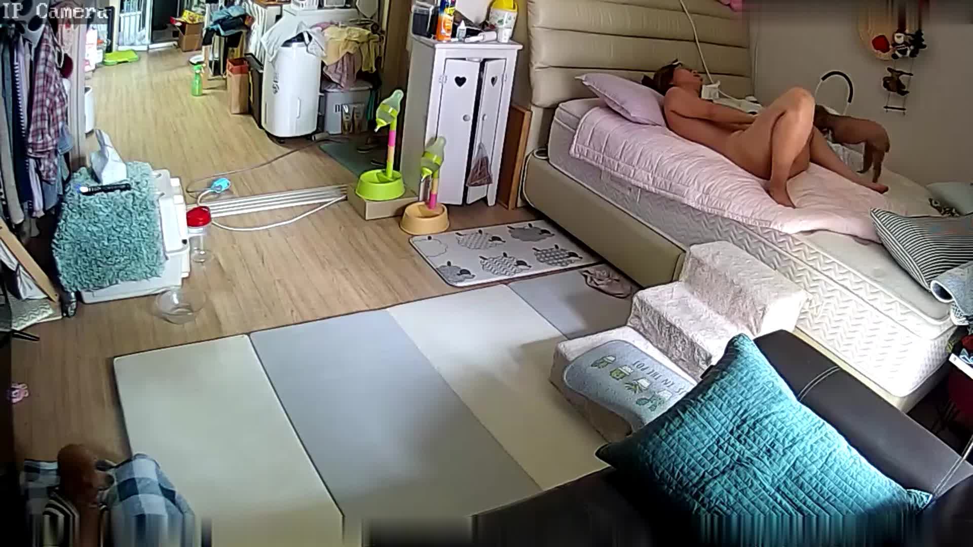 2048.vip-摄像头破解偷拍，独守空房眼镜少妇全裸躺床上用镜子照观察阴部拔阴毛