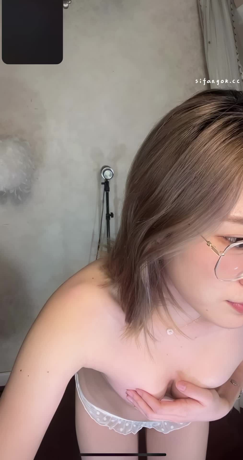 2048.vip-最新快手泄密！身材嘎嘎好斯文眼镜反差小姐姐【溺水小花】与榜一大哥微信1V1裸舞自摸小骚穴