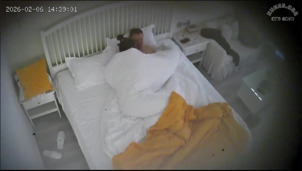 2048.vip-上帝视角 2-6 猴急的中年夫妻 衣服都没脱就直接干上了 裙裙儿往腰上一推 奶子还不小 最后直接内射逼里