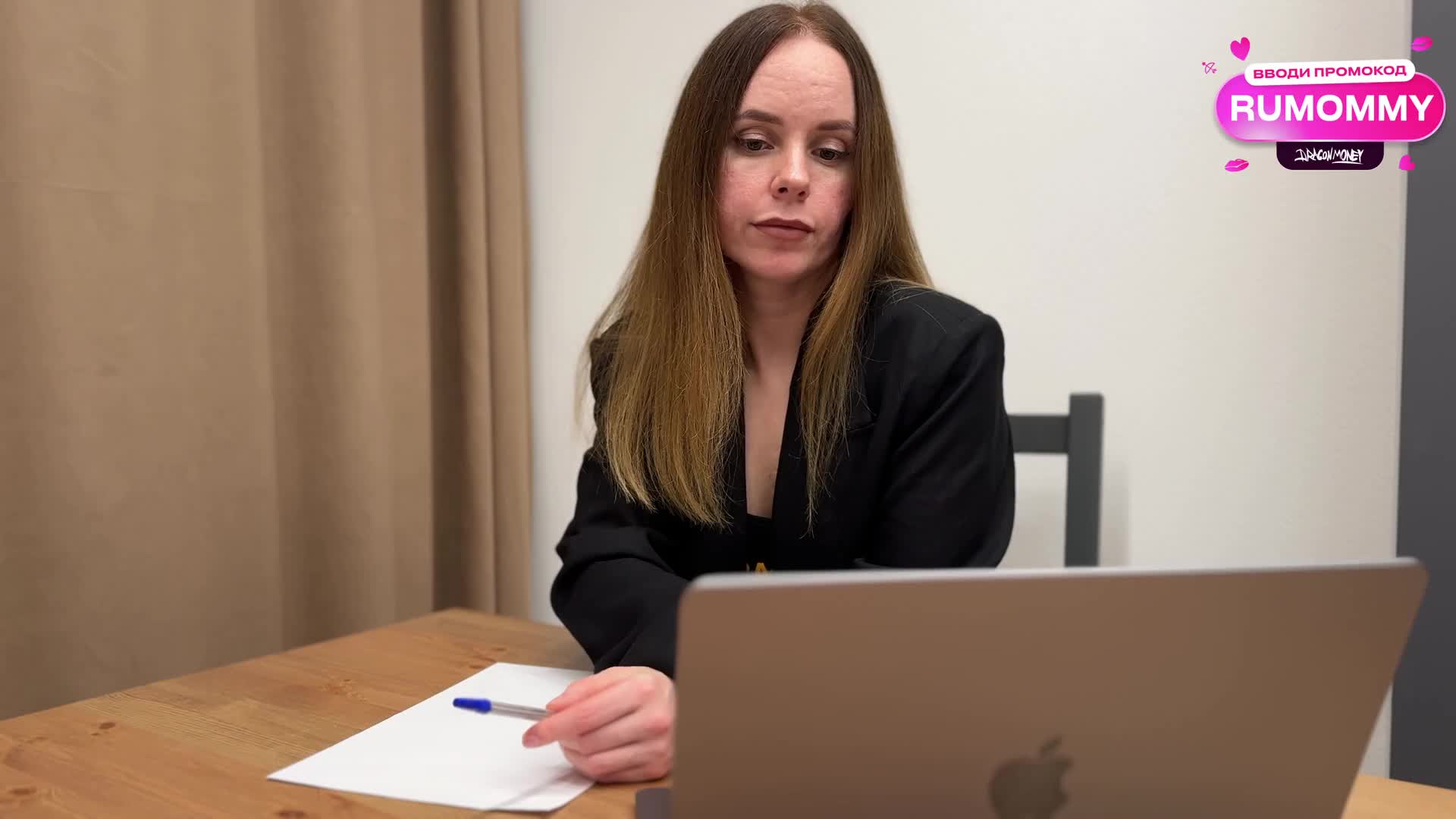 2048.hk@Took out a Mortgage and saw a Bank Employee Naked on her Phone 