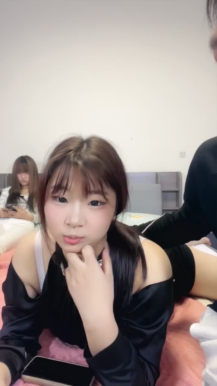 2048.vip-推荐！两个已成年学生妹被干了【小嘴唇】乱交~抬起来操~刺激