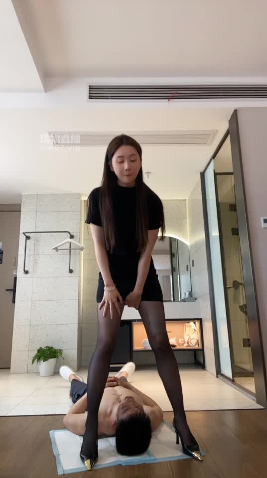 2048.hk@胖虎TJ：和史珍香一起伺候月月史真香首播调舔香哥脚前后二次圣水给史真香喝饱香烟烫背兄弟狗轮流给月月主人当马骑2025-05-27