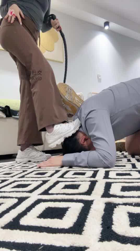 2048.hk@JennTJ：情侣主胖虎吹气球吃精液给男主口交女主坐脸窒息视角1