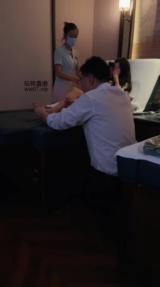 2048.hk@南京小小TJ：足浴店当着素人技师的面调教胖虎舔技师脚袜子视角2