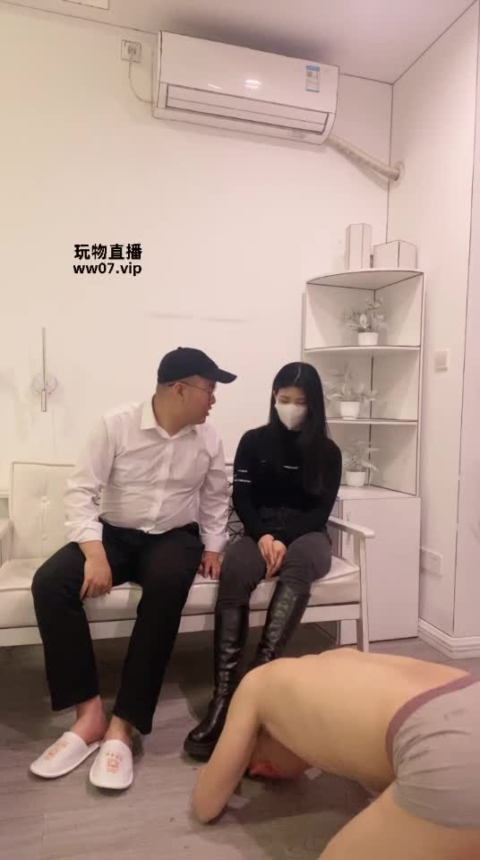 2048.hk@胖虎TJ：虎哥当情侣主虐小骚小骚伺候师傅师娘舔混合脚口水踩踏红金圣水2025-04-17