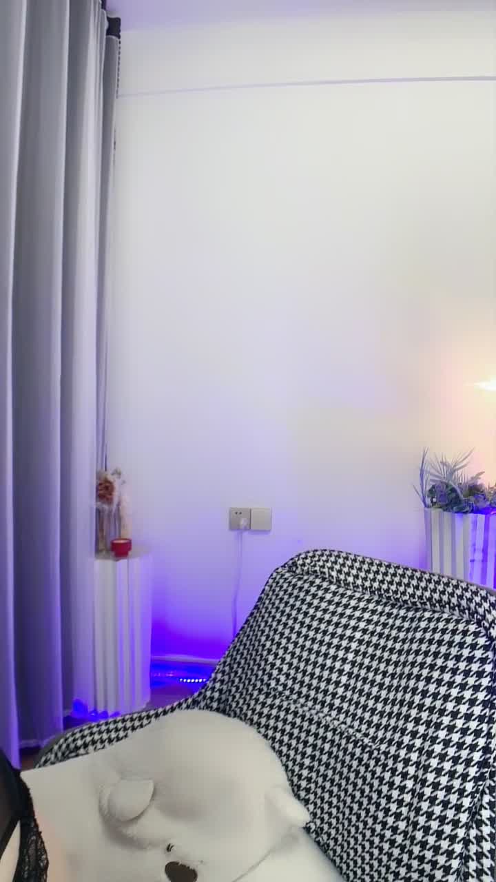 2048.vip-新人H巨乳女神【致命舒芙蕾】下海福利⑵，奶罩都包不住~狂甩大波~电臀~超高颜值极品炮架