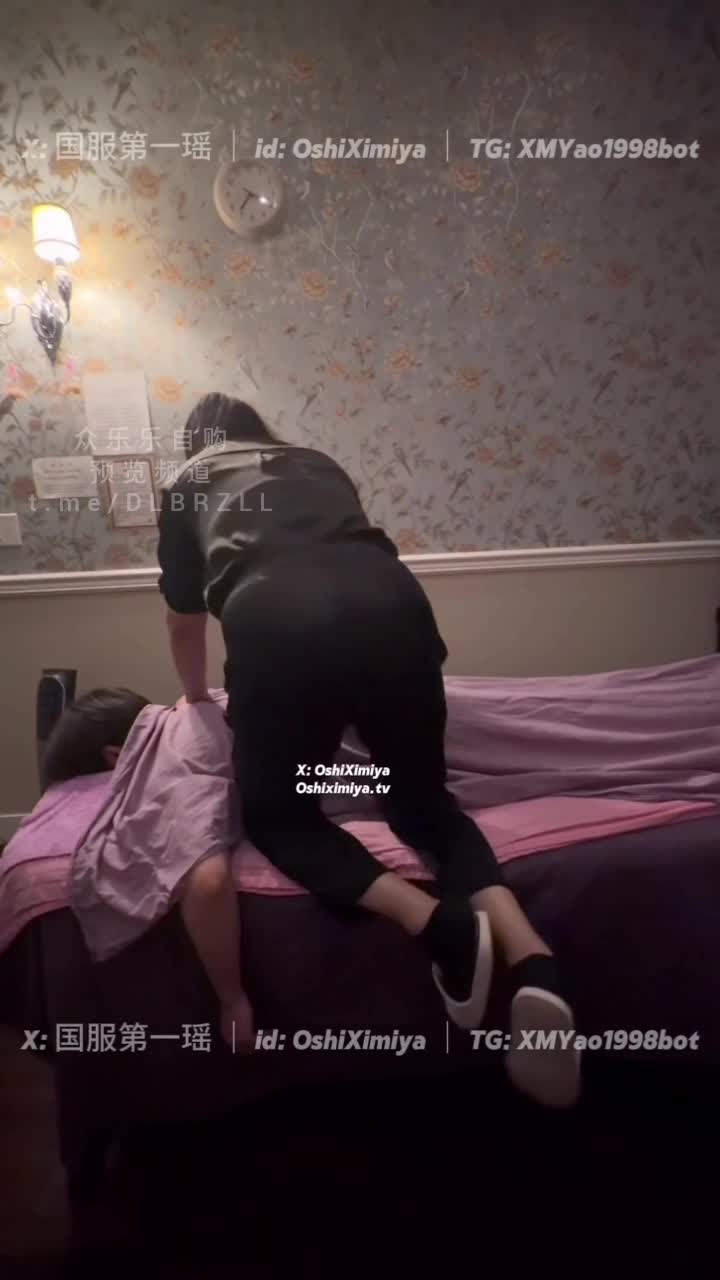 2048.vip-推特性爱大师95后绿帽情侣美腿女王「汐梦瑶」按摩店技师准备的空档，我偷偷钻进床底躲好，男友上面在按摩放松、我在下面在吃肉棒