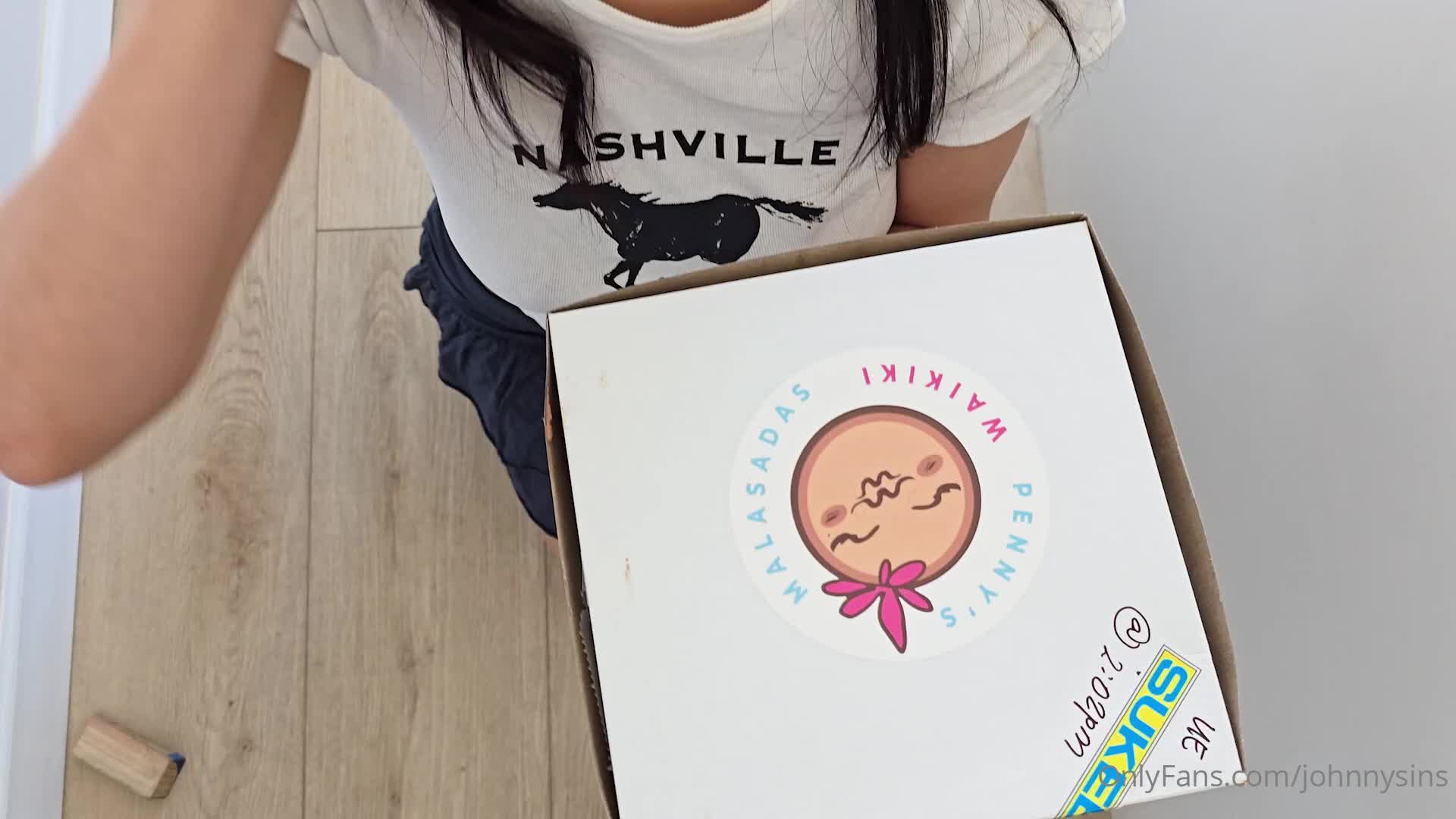 2048.vip-日本甜美大奶网红 Rikako Katayama 重磅新作 光头哥化身甜点送货员带泡芙上门！连续猛干失神狂喷