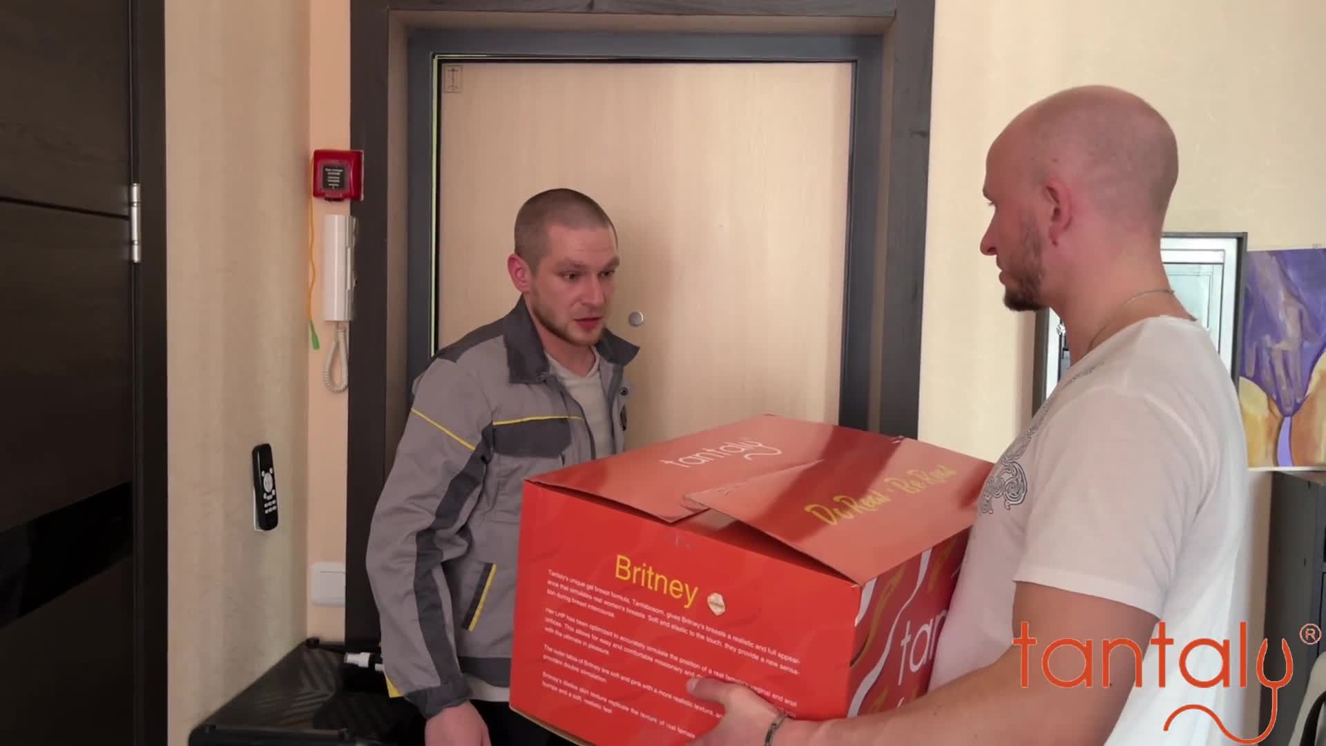 2048.hk@Курьер трахает жену, муж трахает секс куклу Tantaly, домашняя оргия - Pornhub.com