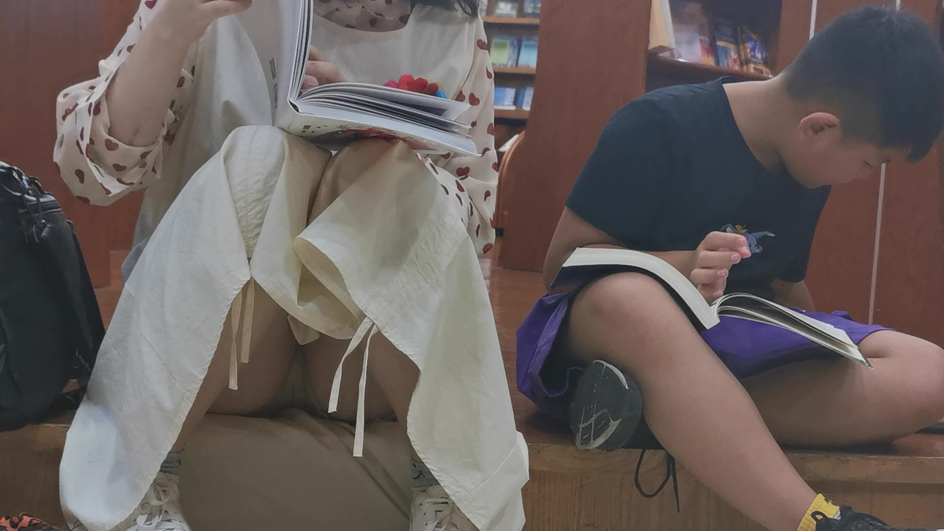 2048.vip-推荐 【大学生手持抄底】当众手动抄底，很有胆量，当着老师的面，同学的面，路人的面抄底，很硬核