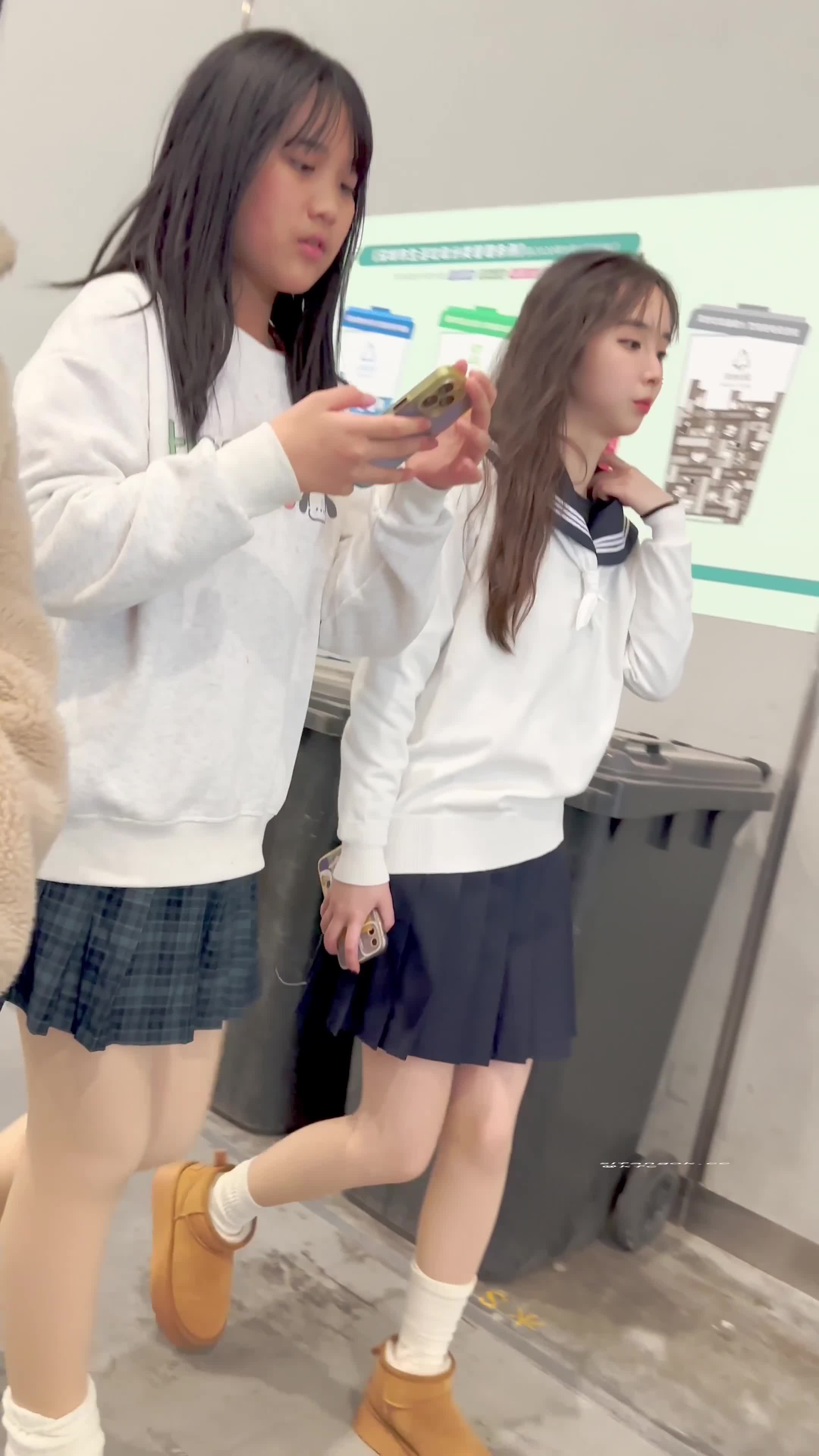 2048.hk@1404【KFC】JK制服学生妹和闺蜜逛街·肉色丝袜白色半透内内前后CD