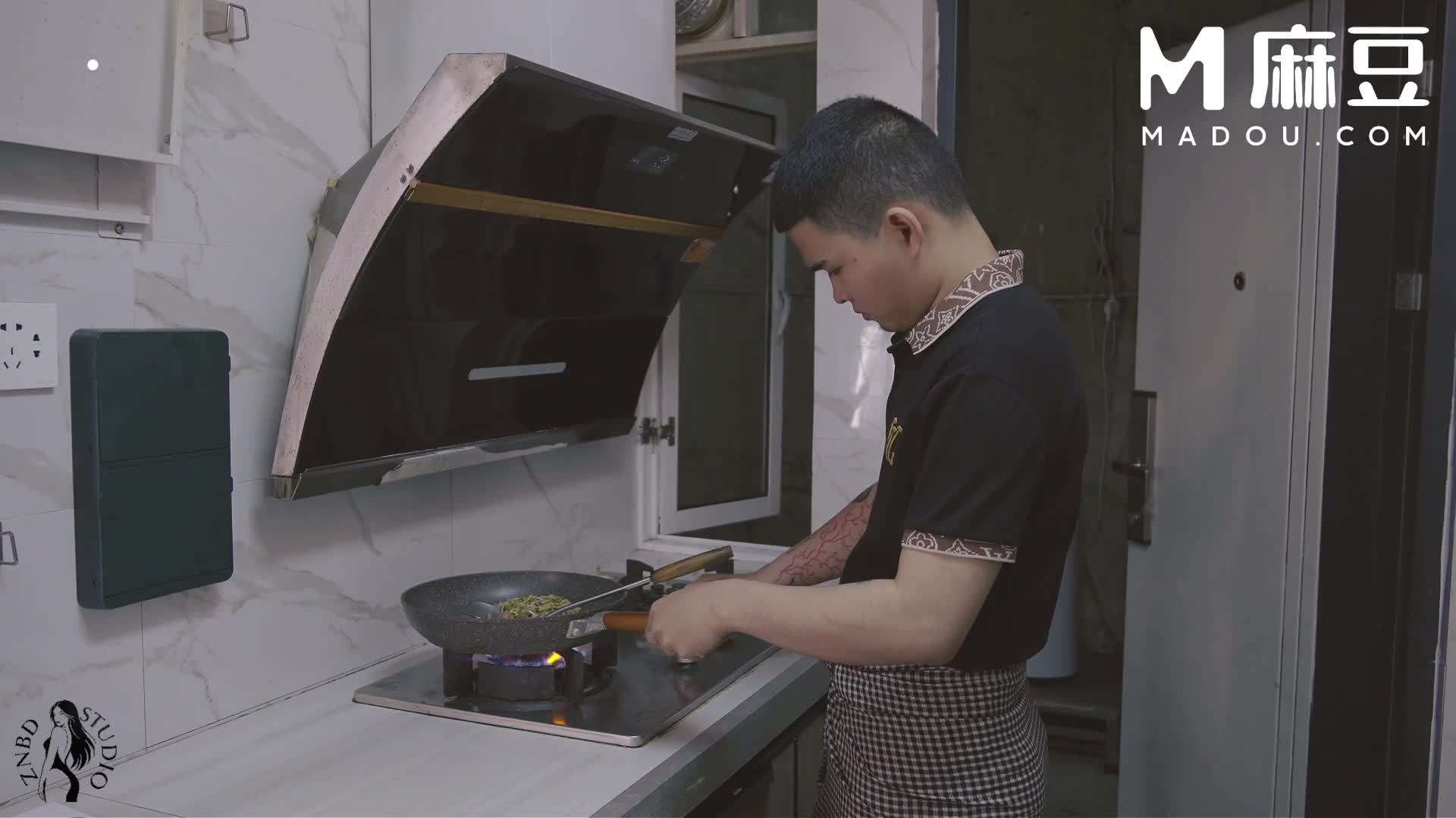 2048.vip-麻豆原创UP投稿 中南半岛工作室 被外国白领老婆养着的小白脸居家日常 做饭时被老婆求爱 必须先内射喂饱