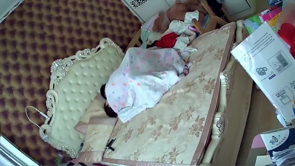 2048.vip-家庭摄像头破解真实偷拍，小夫妻脱光在床上翻云覆雨，体位玩遍了真是激情四射啊