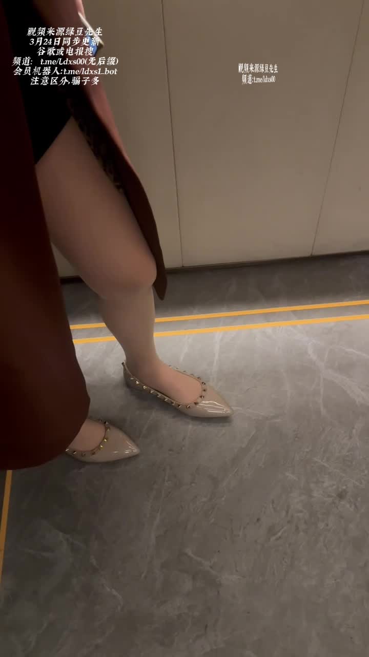 2048.vip-推特足拍大神、丝足私拍玉足舔食者「东坡先生」天生自带体香的小姐姐，华伦天奴平底鞋肉丝。迫不及待的上口了，然后插她的小粉穴