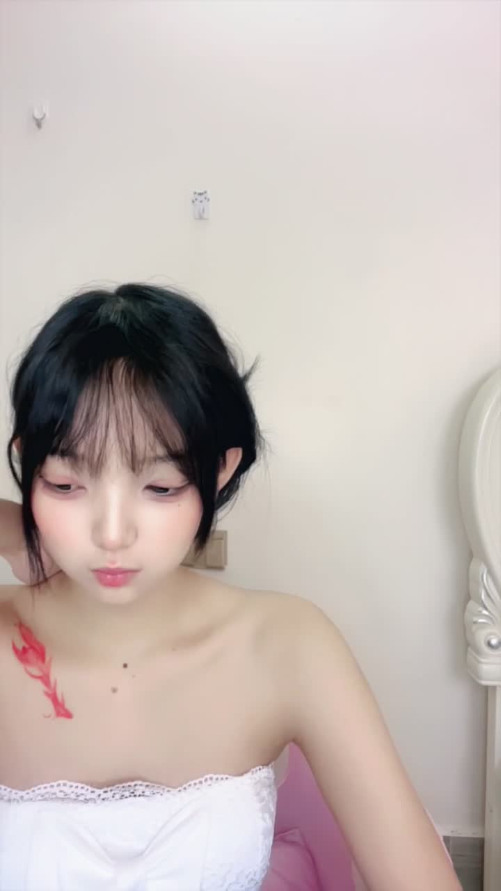 2048.vip-最美校花【鬼鬼阿】全裸热舞~道具自慰~扣穴~白浆哗哗流冒泡