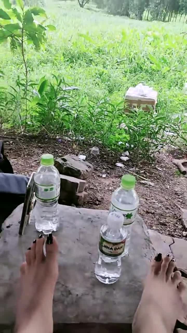 2048.vip-精品 【弄我脸上】户外露出达人公园掰逼露出自慰突然被大爷大妈围观尴尬社死闺蜜也喷水了公园野外跳弹自慰