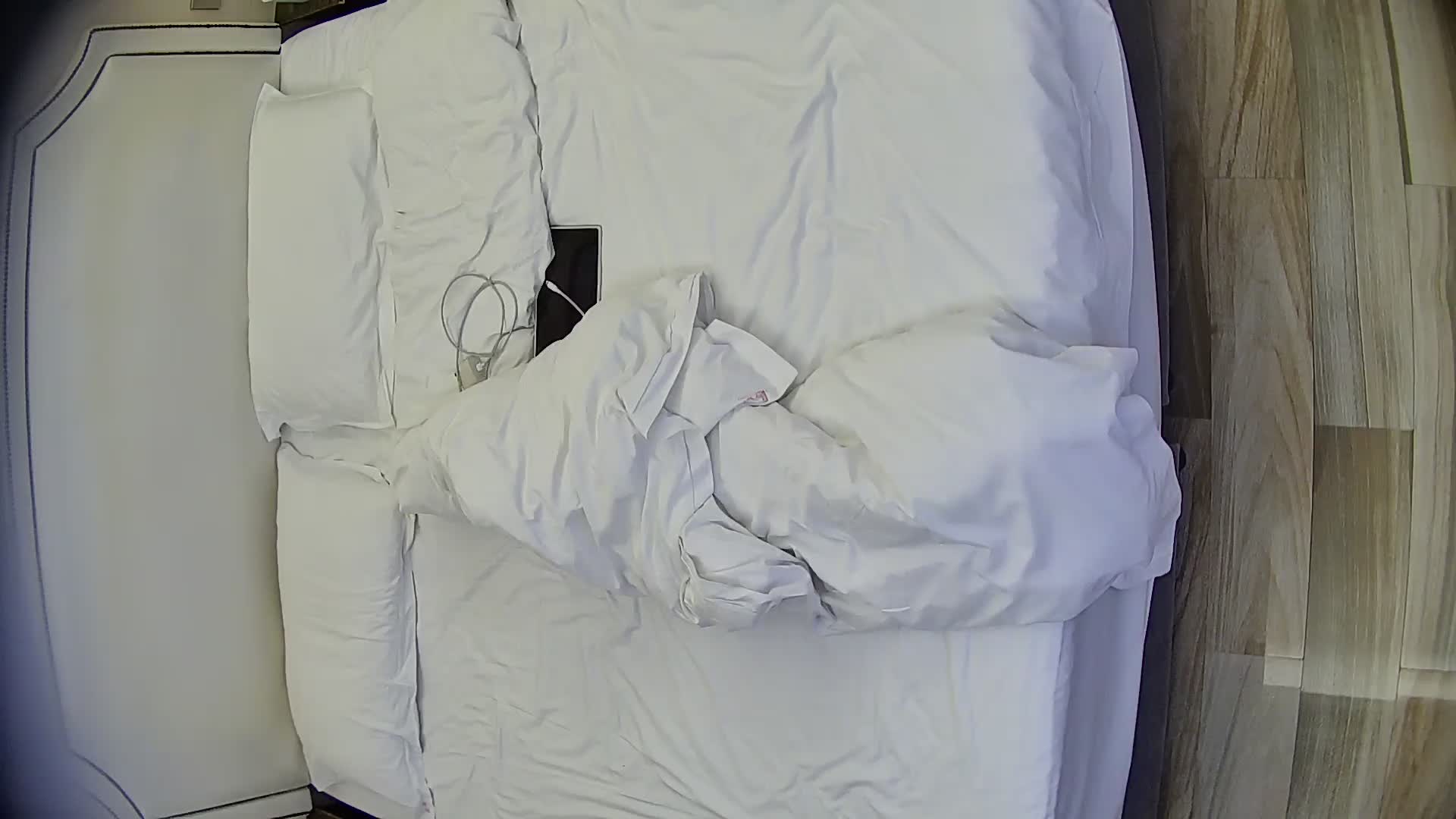 2048.vip-情趣酒店 4-2 一对胖情侣进来就在床上抱一起了 然后就干上了 可能没让小胖妞满足 还用手扣让胖妞爽