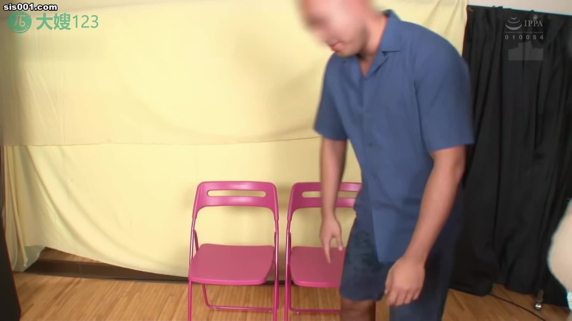 2048.vip-AV解说 大嫂123 老公若有绿帽癖，妻子那可有福气，设计妻子被人鸡巴操，老公隔着魔镜全看到