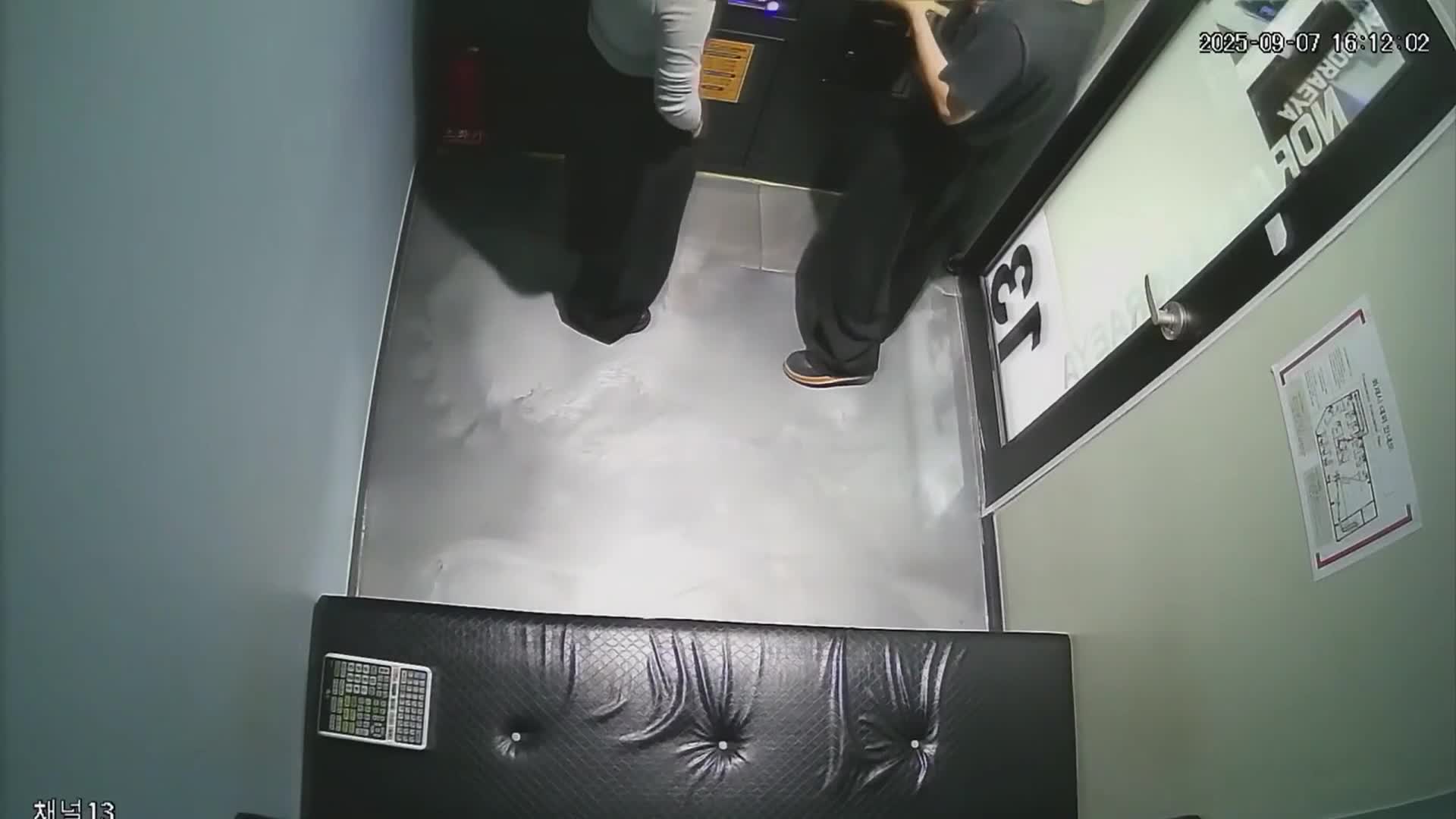 2048.vip-韩国小情侣在自助小型KTV里唱唱歌肏肏逼 激情又欢乐，吃鸡吞屌疯狂后面扣逼