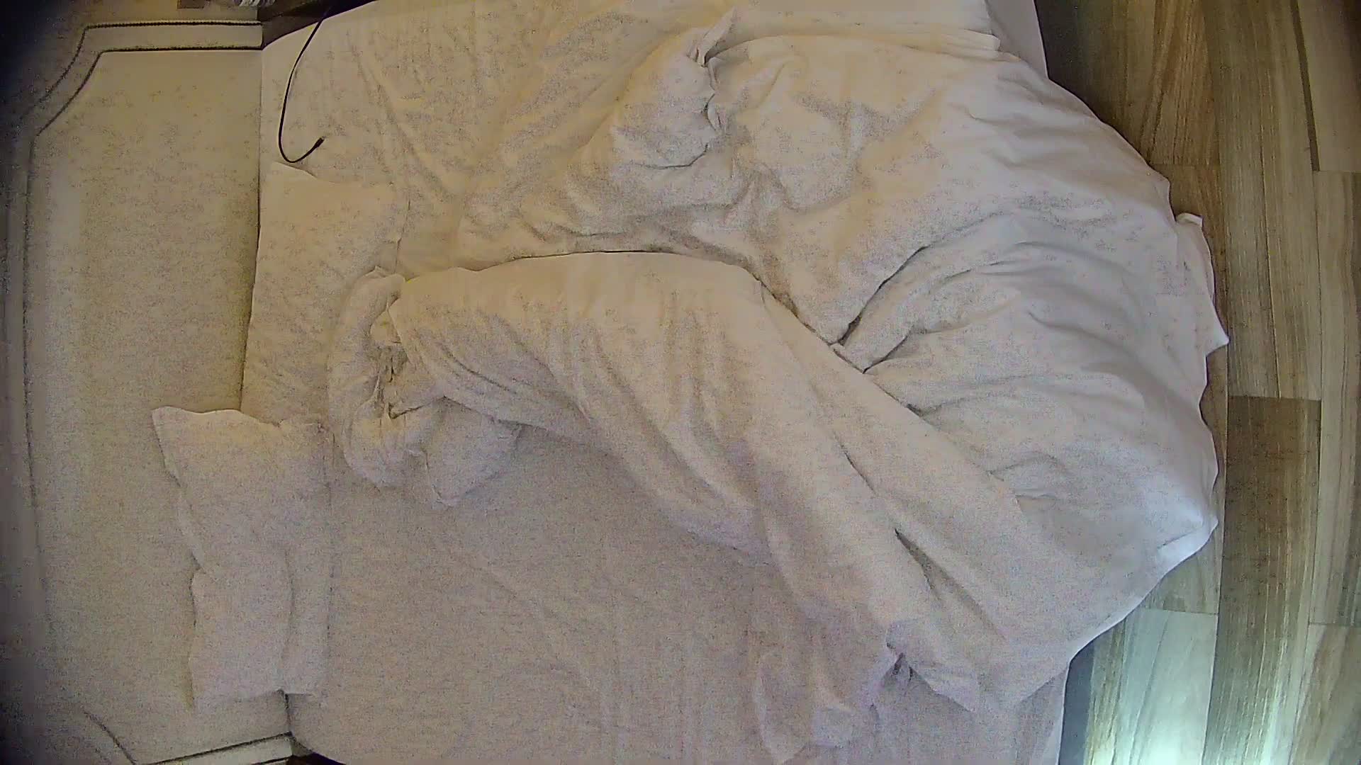 2048.vip-情趣酒店 4-6 男人含住奶头去撞大奶子 用手指去撩拨菊花 属实会玩 把胖妞的逼掰开才能找到洞的入口