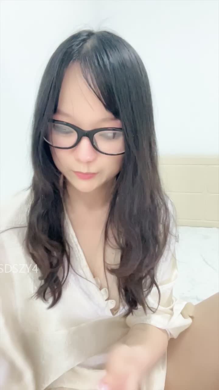 2048.vip-新人眼镜校花 十个眼镜九个骚 闷骚型丝袜大长腿舌钉口爆啪啪2