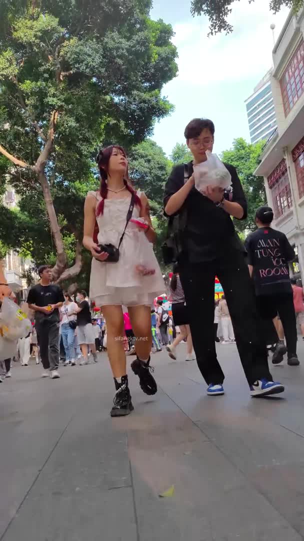 2048.vip-推荐 【步行街抄底】青春靓女，包臀裙够顶，便宜龟男了，强行拍摄，玉足特写，白内裤太骚