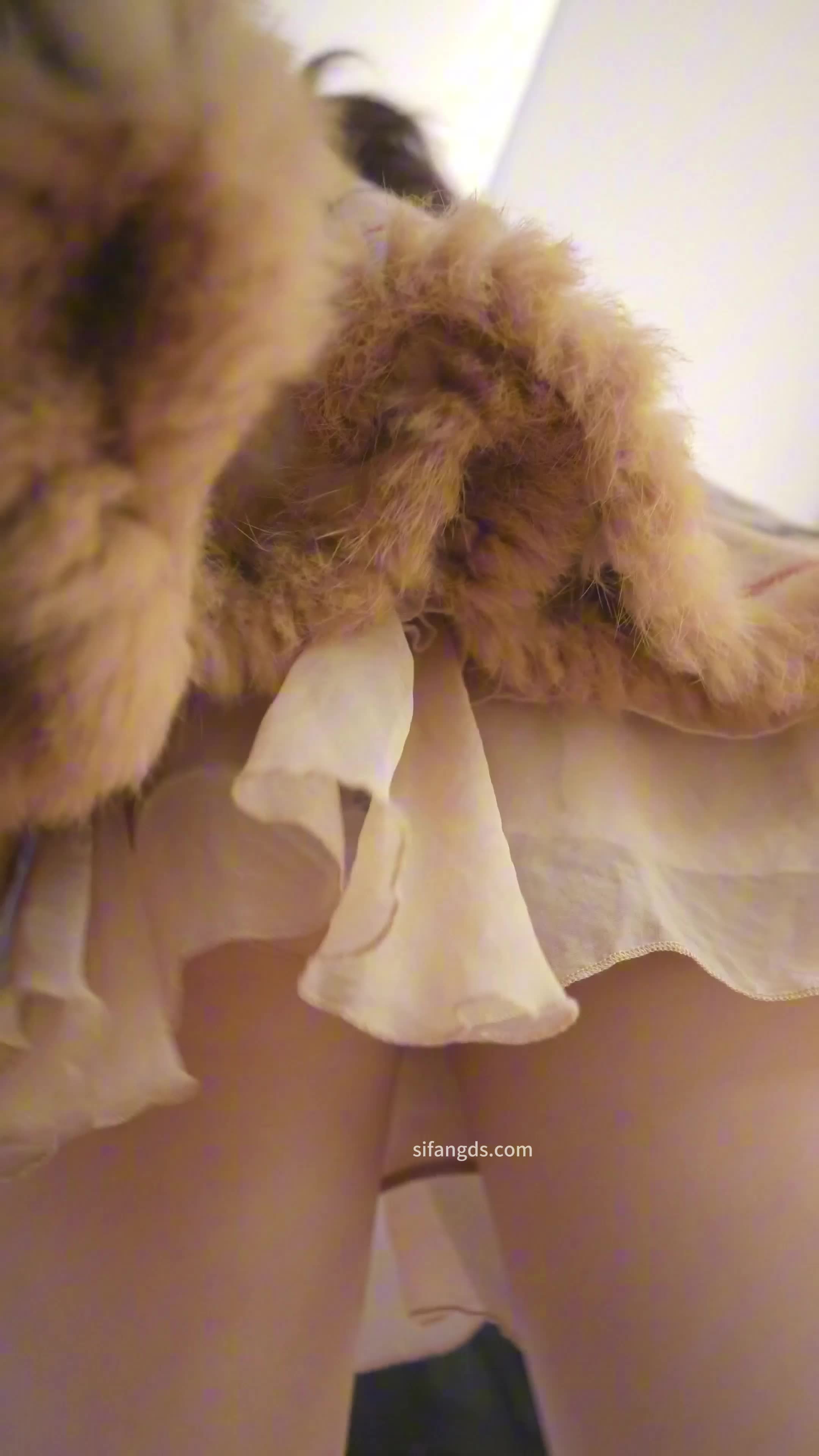 2048.vip-推荐 【商场抄底】颜值嫩妹,阴户饱满，看着这是穿了个尿不湿吗，又便宜龟男了