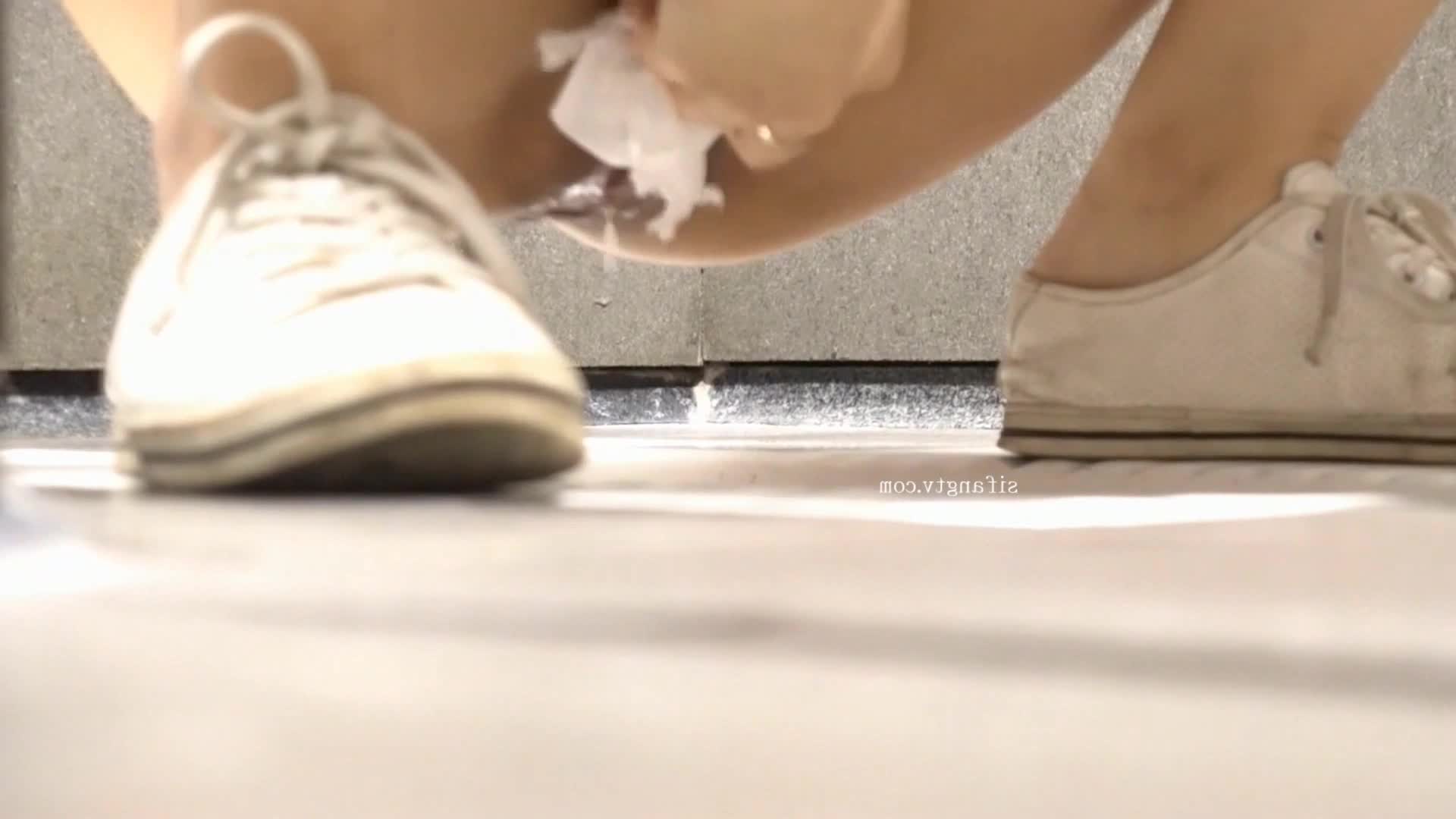 2048.vip-大神潜入商场女厕全景偷拍3位美女 3只极品美鲍鱼