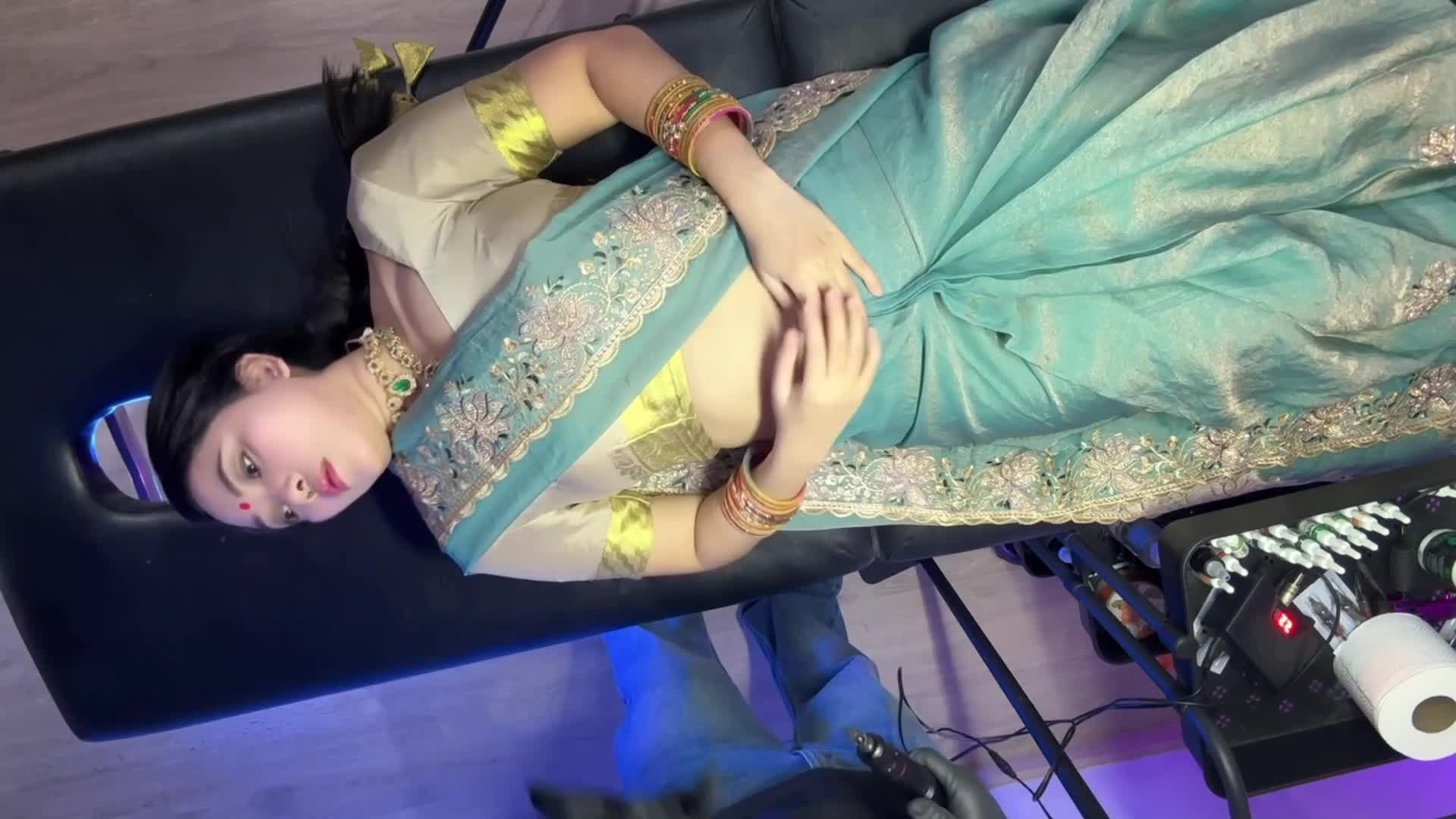 2048.vip-亚洲人妻 身材丰满小腹纹身时控制不住尿尿喷了师傅一脸 舔穴受不了被一顿猛怼操的工作台坍塌高潮抽搐不停