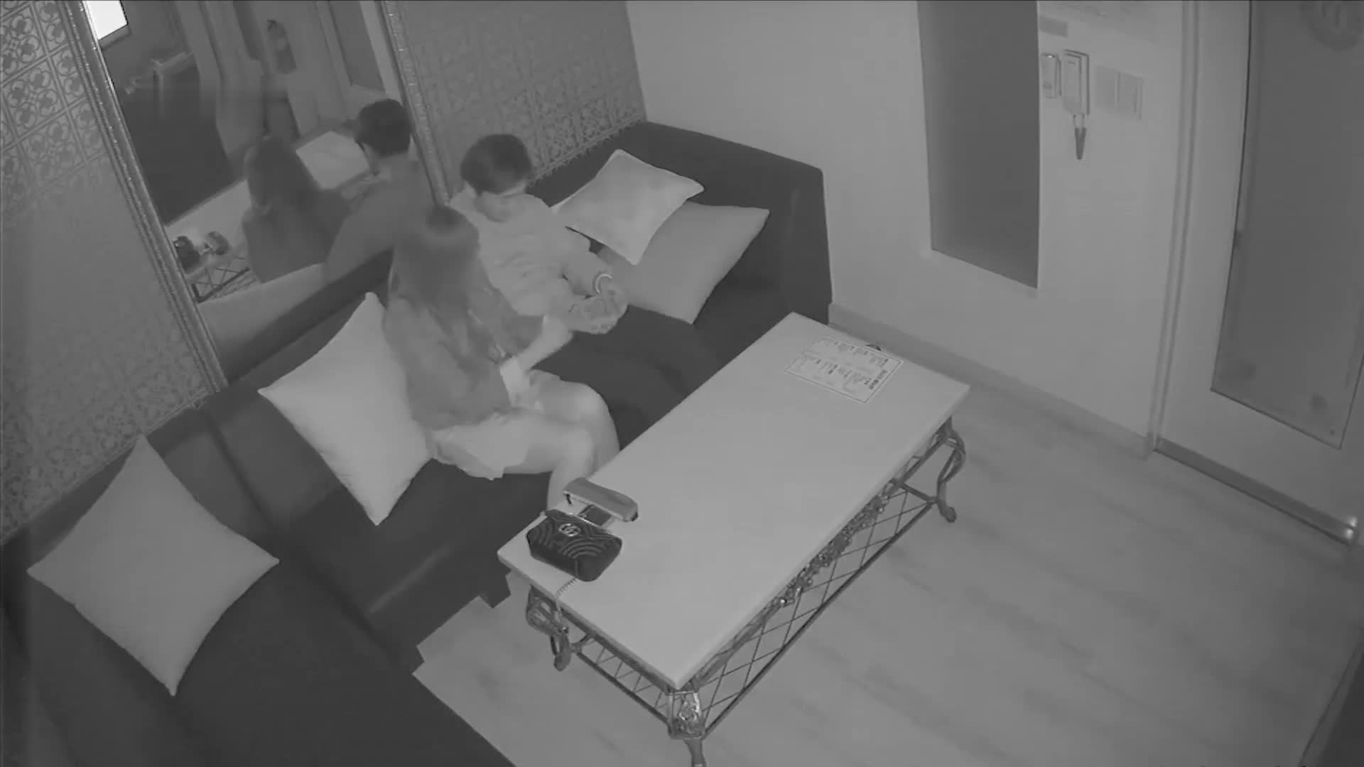 2048.vip-韩国唱歌酒馆泄 情侣唱歌喝酒情欲来了，叫女的帮忙撸管再口交