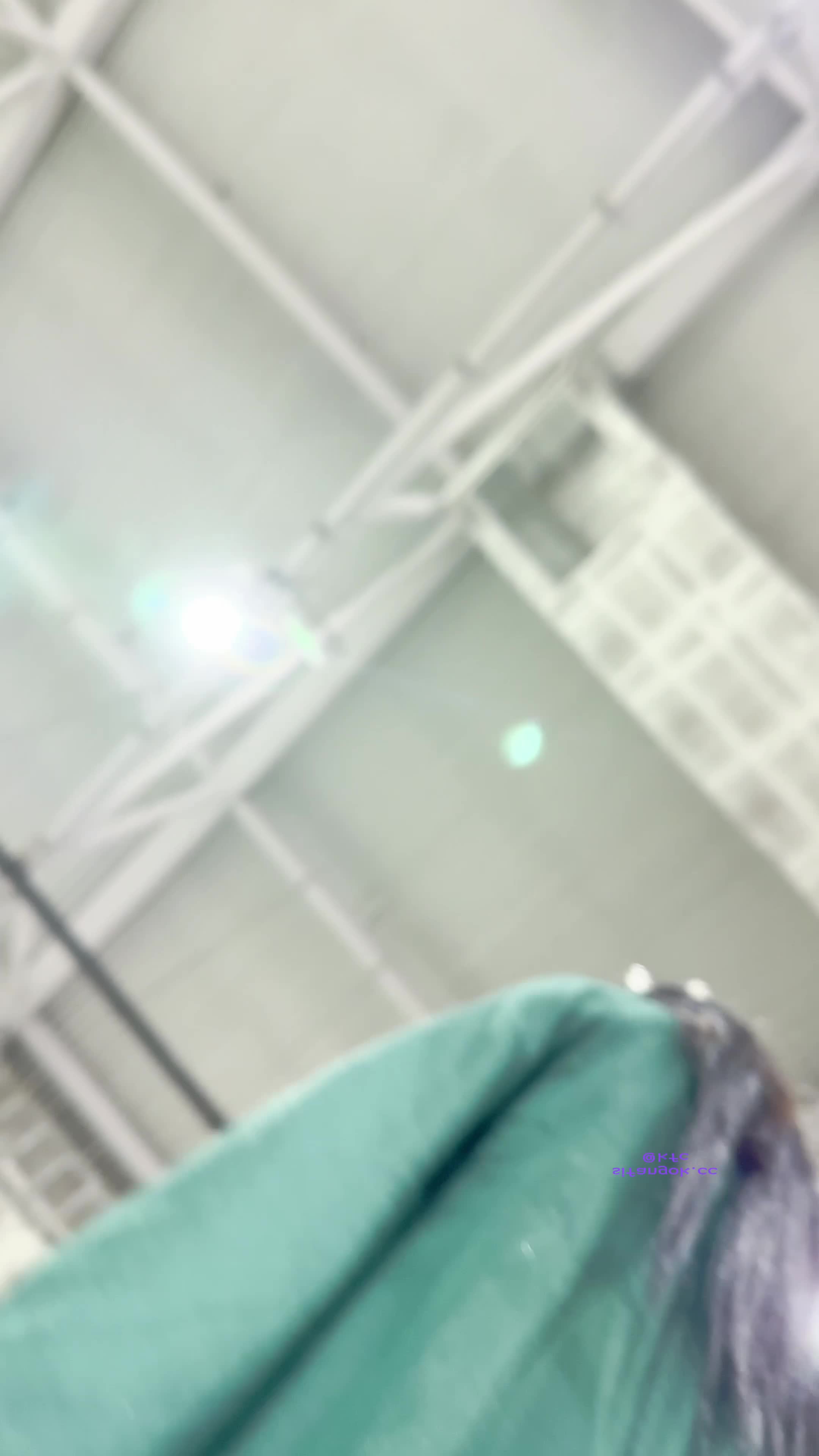 2048.vip-KFC】学生妹COSER成功上钩坐伪装上 坐着劈开腿露出红色内